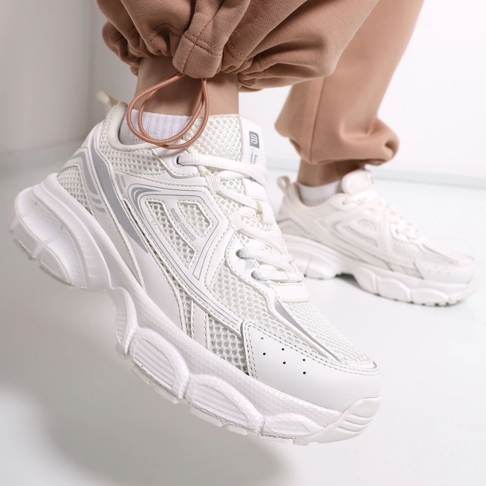 Baasploa 女性カジュアルスニーカー軽量メッシュ通気性 - Outdoor Sport Court のレビューと価格
